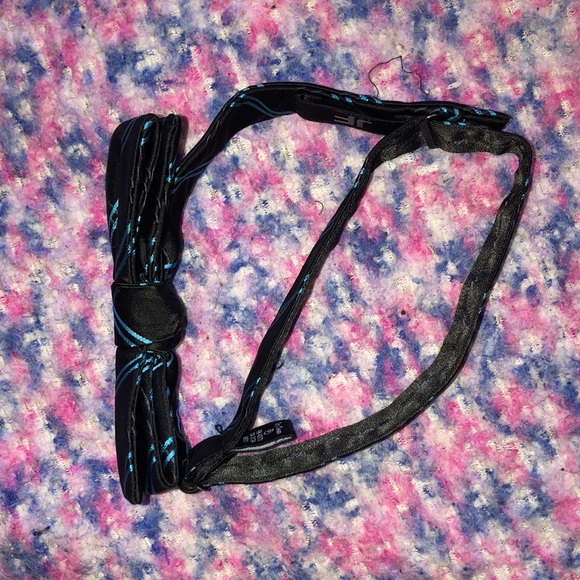 Around the neck clip bow tie - Picture 3 of 3